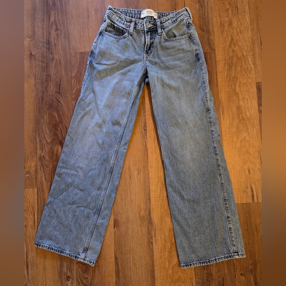 Hollister Women's Low Rise Baggy Jeans in Medium Wash Blue Denim. Size 000R